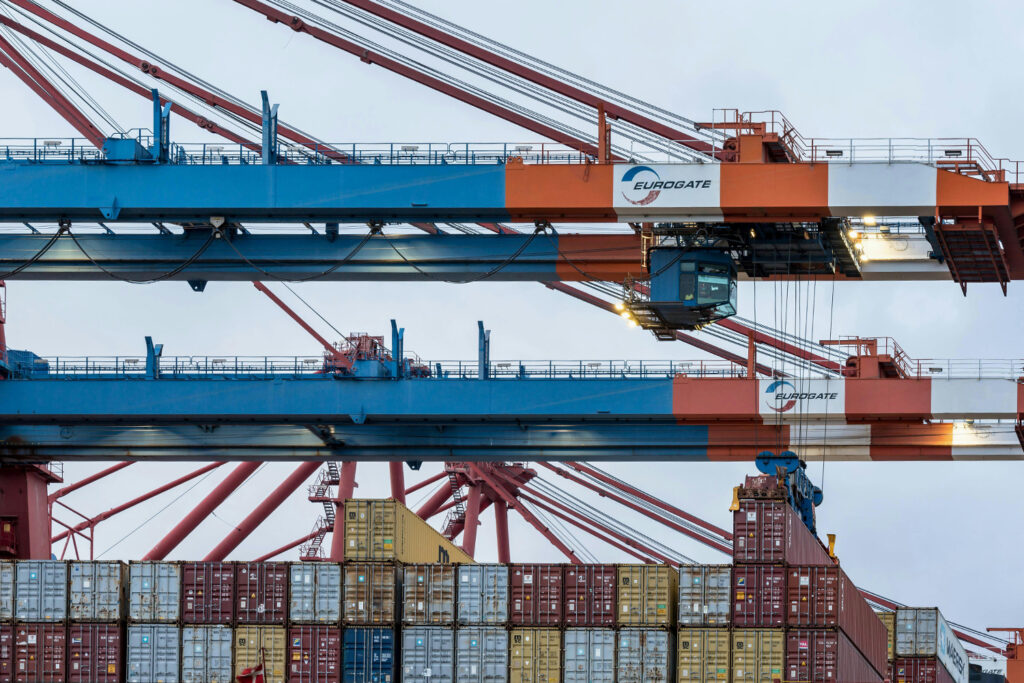 Frakta container med sjöfrakt